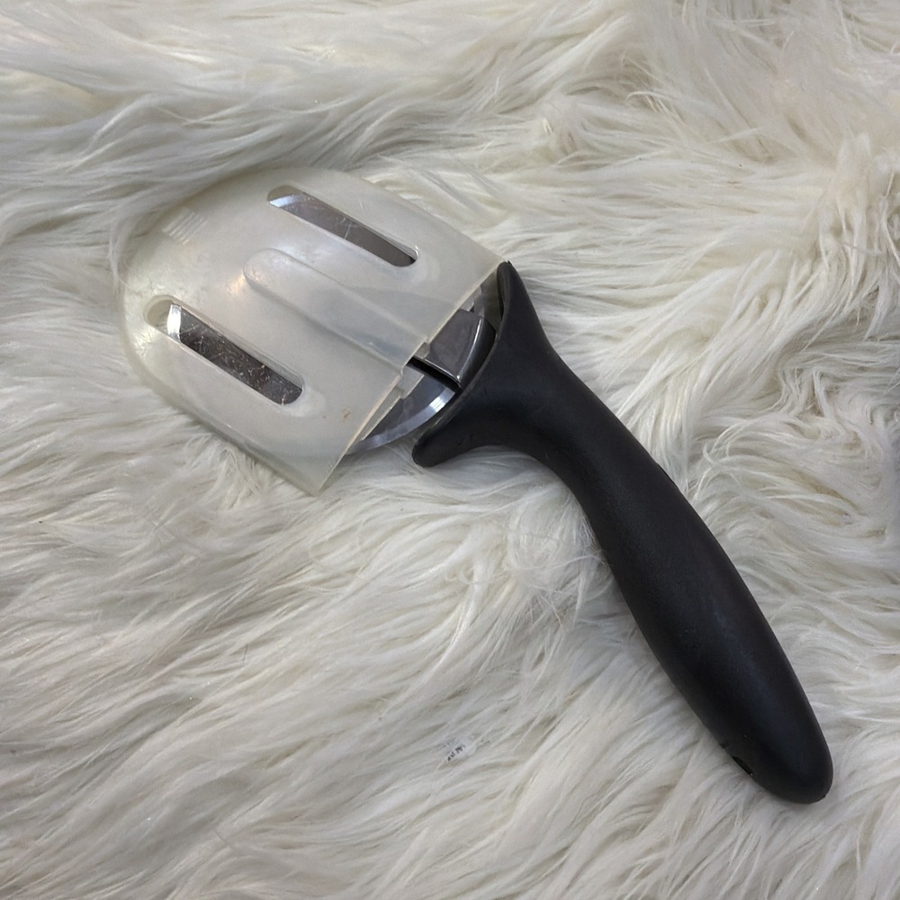 Pampered Chef Pizza & Crust Cutter Stainless Steel with Blade Cover